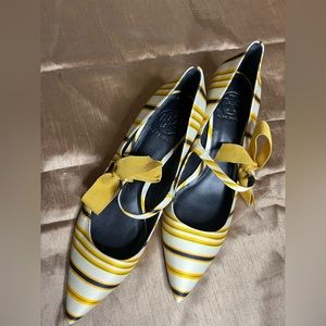 Yellow strips pointed toe heels 💛